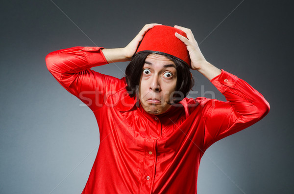 商业照片: 男子 · 红色 · 帽子 · 快乐 · 种族