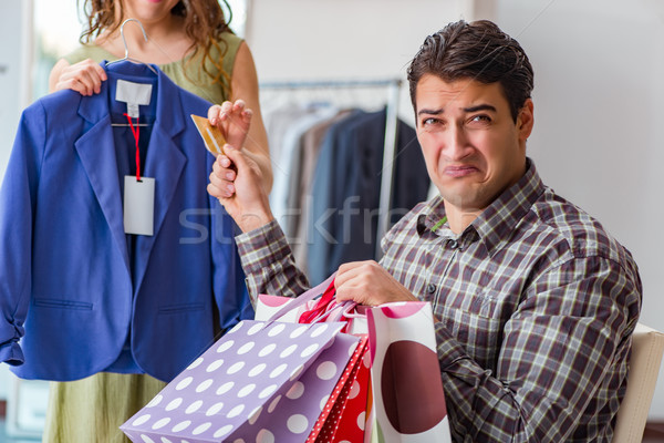Om datorie cumpărături fată cuplu bancă Imagine de stoc © Elnur