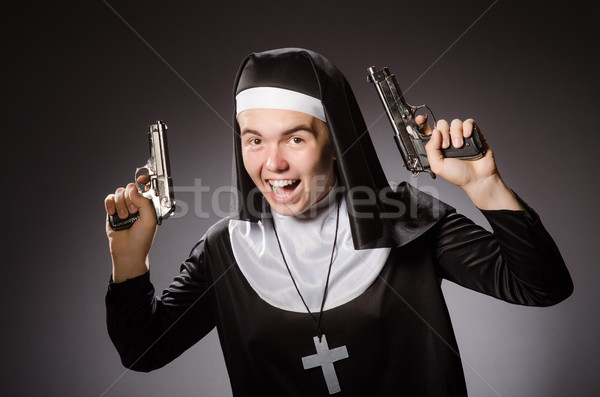 Om calugarita pistol fată biserică se închina Imagine de stoc © Elnur