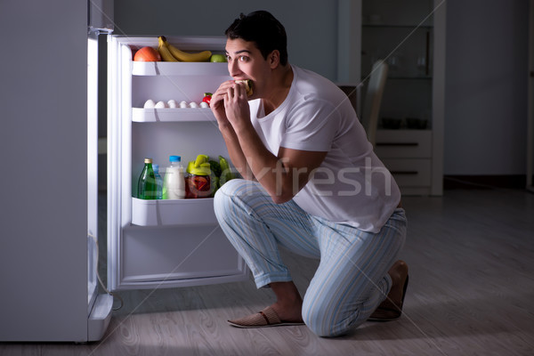 Man koelkast eten nacht huis voedsel Stockfoto © Elnur