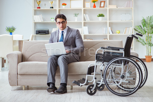 Foto stock: Empresário · cadeira · de · rodas · trabalhando · casa · inválido · negócio