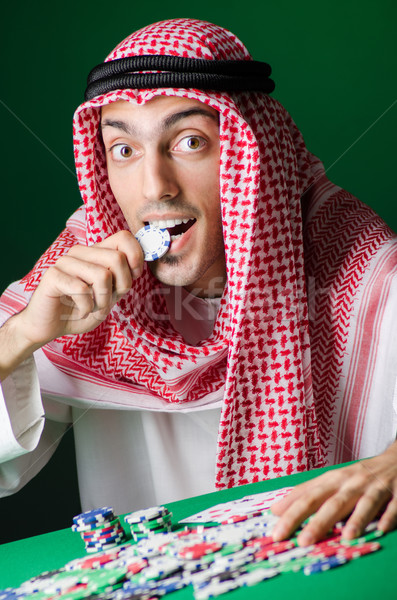 Arab férfi játszik kaszinó zöld öltöny Stock fotó © Elnur