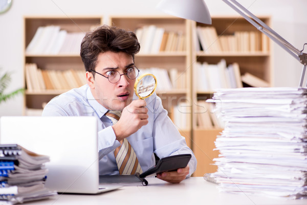 Folle auditeur regarder rapport affaires papier [[stock_photo]] © Elnur