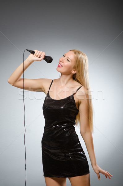 Kadın şarkı söyleme karaoke kulüp parti saç Stok fotoğraf © Elnur