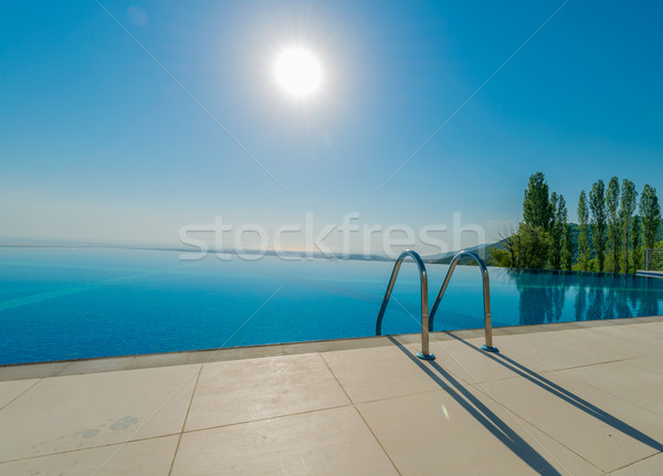 Infinito piscina brilhante verão dia céu Foto stock © Elnur