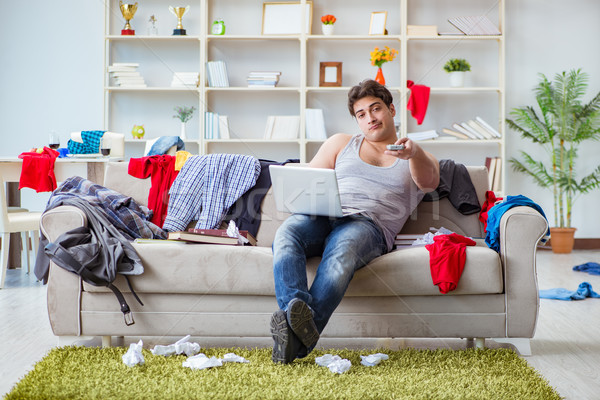 Stock foto: Junger · Mann · arbeiten · Studium · unordentlich · Zimmer · Computer