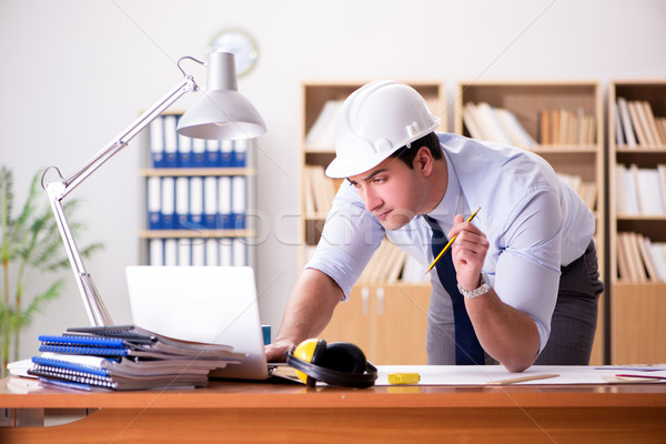 Mérnök felügyelő dolgozik rajzok iroda épület Stock fotó © Elnur