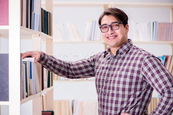 [[stock_photo]]: Jeunes · étudiant · regarder · livres · collège · bibliothèque