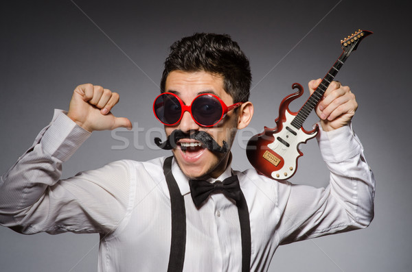 Divertente uomo mini chitarra party sfondo Foto d'archivio © Elnur