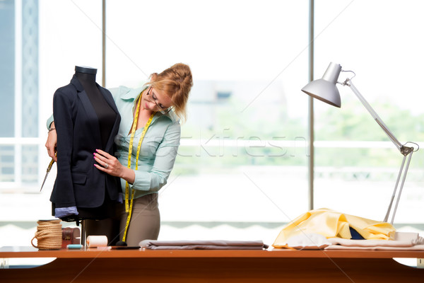 Mujer sastre de trabajo nuevos ropa moda Foto stock © Elnur