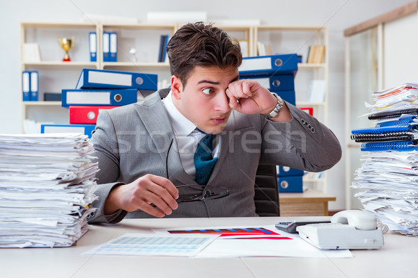 Om de afaceri ocupat documente afaceri birou hârtie Imagine de stoc © Elnur