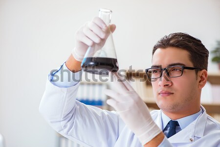 Biotehnologie om de ştiinţă chimist lucru laborator medical Imagine de stoc © Elnur