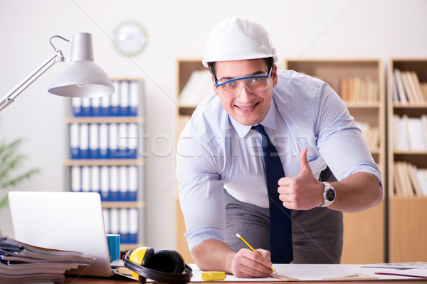 Engenheiro supervisor trabalhando desenhos escritório papel Foto stock © Elnur