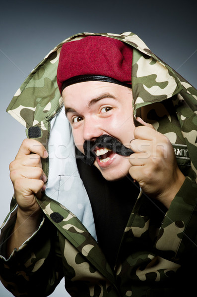 Amuzant soldat militar om fundal securitate Imagine de stoc © Elnur