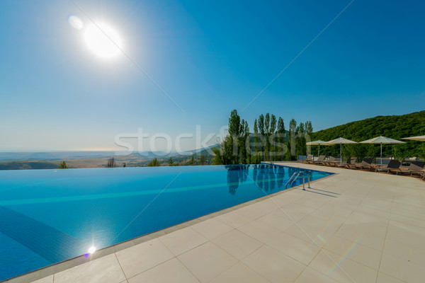 Foto stock: Infinito · piscina · brilhante · verão · dia · céu