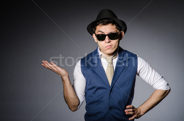 Jonge man Blauw vest hoed grijs man Stockfoto © Elnur