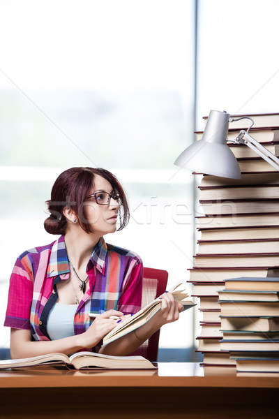Stok fotoğraf: Genç · kadın · öğrenci · sınavlar · gülümseme · kitaplar