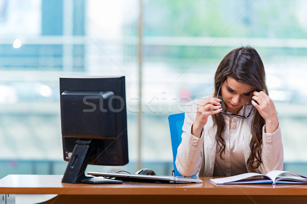 Empresária sessão mesa de escritório negócio feliz trabalhar Foto stock © Elnur