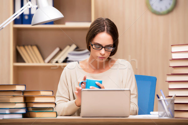 Foto d'archivio: Giovani · studente · Università · esami · computer · ragazza