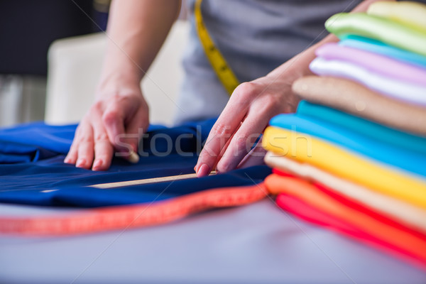 Femeie croitor lucru îmbrăcăminte cusut Imagine de stoc © Elnur
