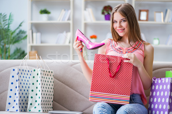 Stock fotó: Fiatal · nő · bevásárlótáskák · bent · otthon · kanapé · ház