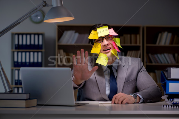 üzletember késő ki munka notebook dolgozik Stock fotó © Elnur