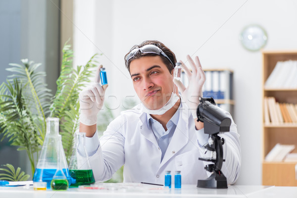 Mężczyzna lekarz pracy laboratorium wirusa szczepionka człowiek Zdjęcia stock © Elnur