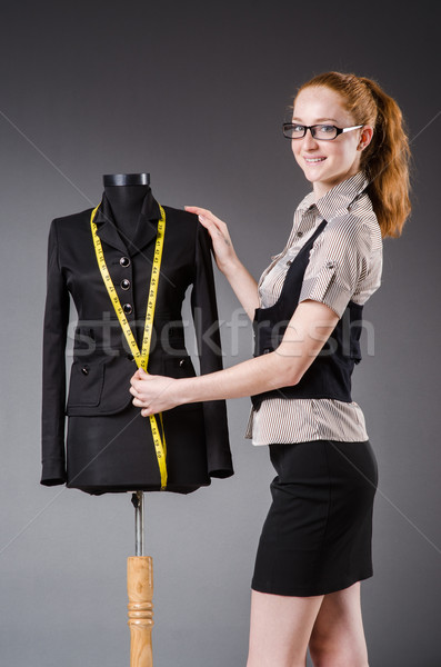 Femeie croitor lucru nou rochie modă Imagine de stoc © Elnur