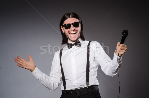 Engraçado cantora microfone concerto homem feliz Foto stock © Elnur