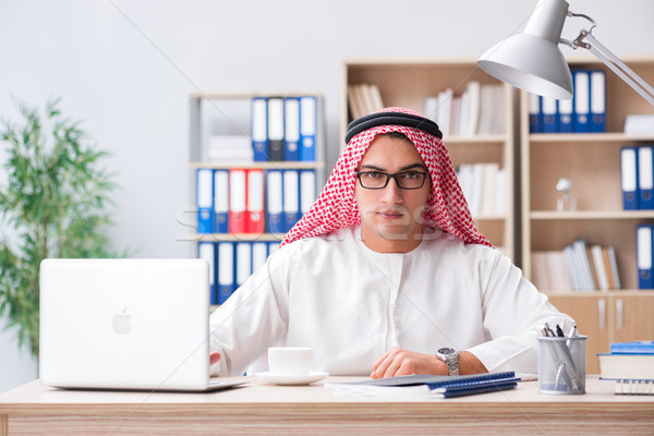 Arab üzletember dolgozik iroda üzlet mosoly Stock fotó © Elnur