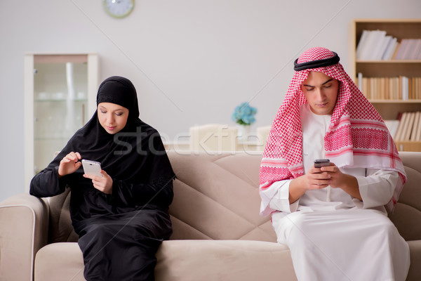 對 阿拉伯 男子 女子 性別 電話 商業照片 © Elnur