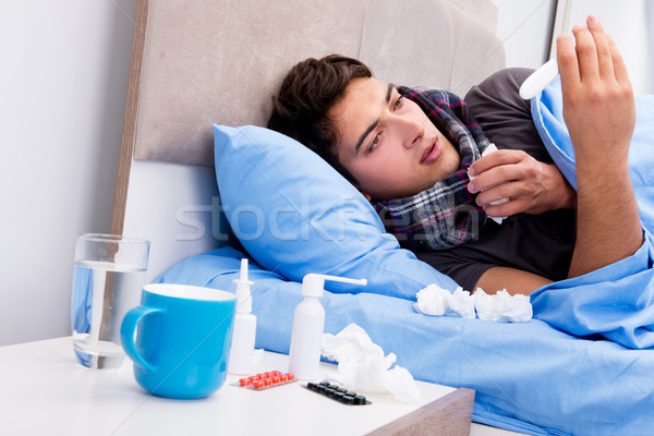 Malade malade homme lit médicaments Photo stock © Elnur