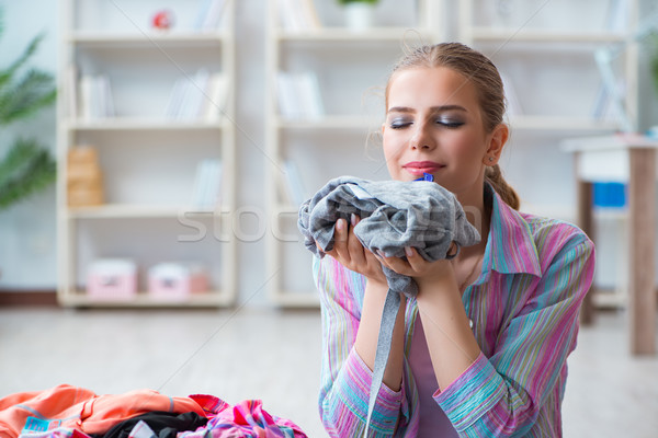 Jovem dona de casa lavanderia casa mulher feliz Foto stock © Elnur