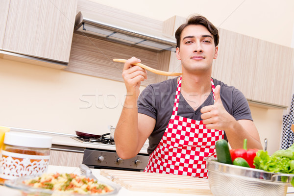 Stok fotoğraf: Adam · erkek · pişirmek · mutfak · mutlu
