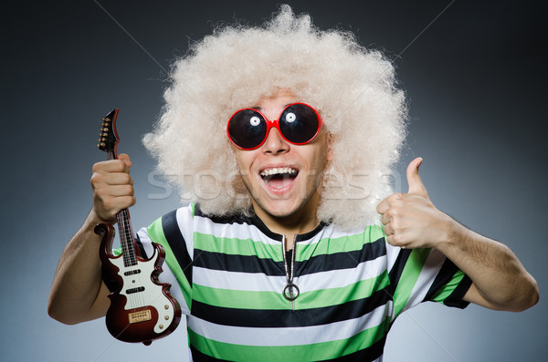 Mann funny Haarschnitt Gitarre Party Hintergrund Stock foto © Elnur