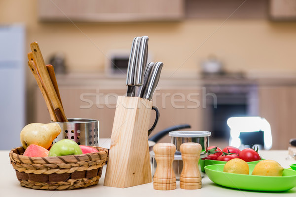 Zdjęcia stock: Zestaw · kuchnia · przybory · tabeli · domu · tle
