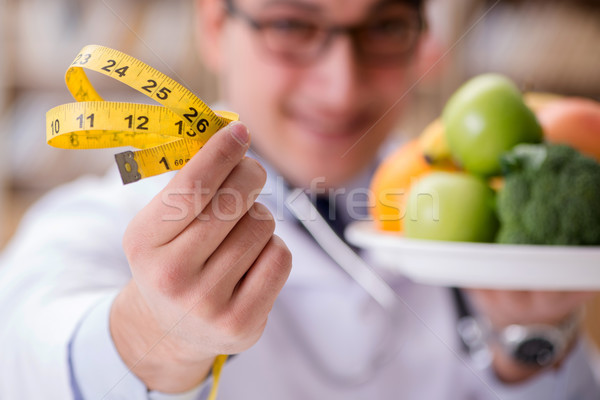 Orvos diétázás gyümölcsök zöldségek férfi orvosi Stock fotó © Elnur