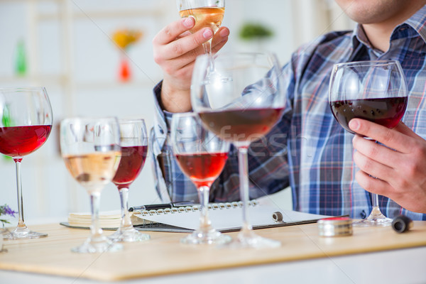 專業的 侍酒師 紅葡萄酒 背景 表 商業照片 © Elnur