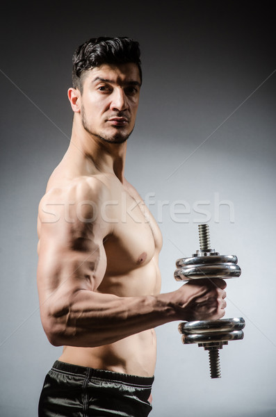 Muscular culturist gantere sportiv fitness sănătate Imagine de stoc © Elnur