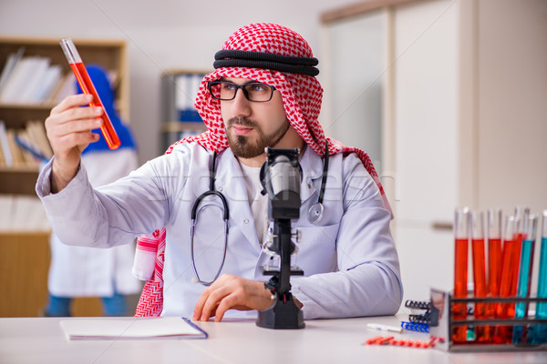 Arap doktor çalışma laboratuvar hastane öğrenci Stok fotoğraf © Elnur