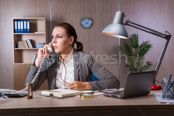 Empresária trabalhando escritório papel trabalhar empresário Foto stock © Elnur