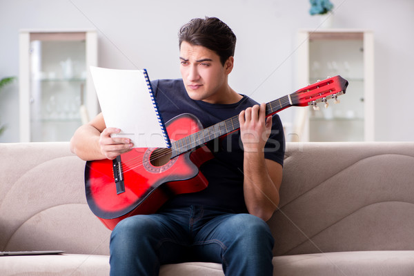 Foto d'archivio: Giovane · giocare · chitarra · home · musica