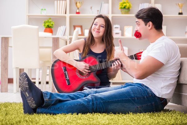 Foto d'archivio: Romantica · coppia · giocare · chitarra · piano · musica