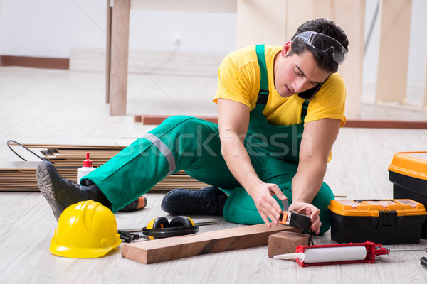 Auftragnehmer arbeiten Holzboden Büro Mann Bau Stock foto © Elnur