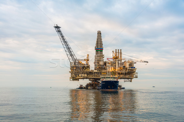 石油鑽機 海 業務 天空 商業照片 © Elnur