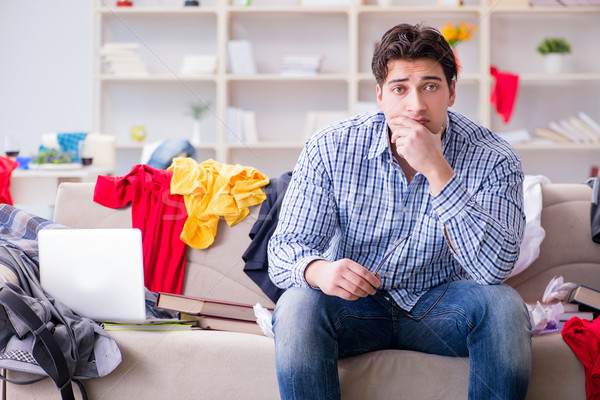 Jonge man werken studeren rommelig kamer huis Stockfoto © Elnur