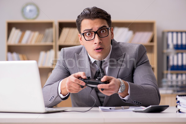 Om de afaceri joc calculator Jocuri muncă birou Imagine de stoc © Elnur