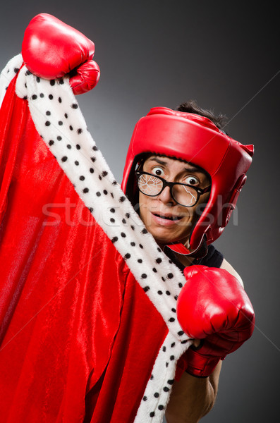 Amuzant boxer roşu mănuşi întuneric mână Imagine de stoc © Elnur