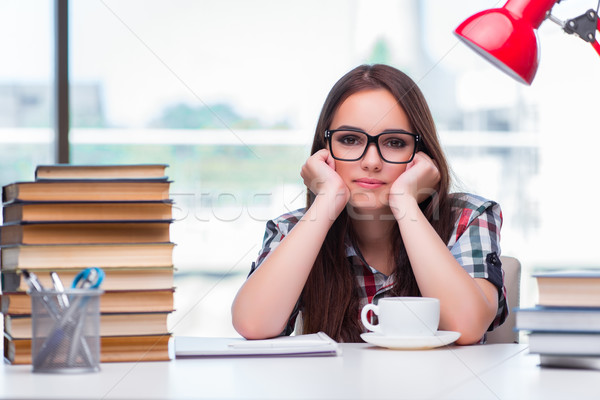 Jeune femme étudiant collège examens livre livres [[stock_photo]] © Elnur