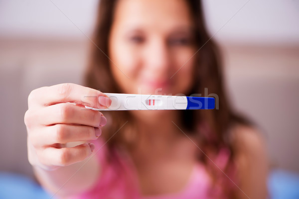 Frau positive Schwangerschaftstest Mädchen Baby Lächeln Stock foto © Elnur